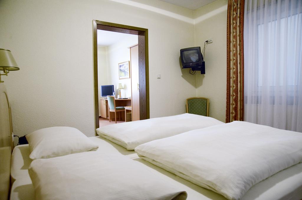 Hotel Am Schloss Darmstaedter Hof Бад Хомбург фор дер Хьое Стая снимка